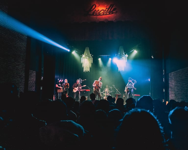 Con localidades agotadas y un show emocional, Hueter presentó su primer disco en vivo en Buenos Aires