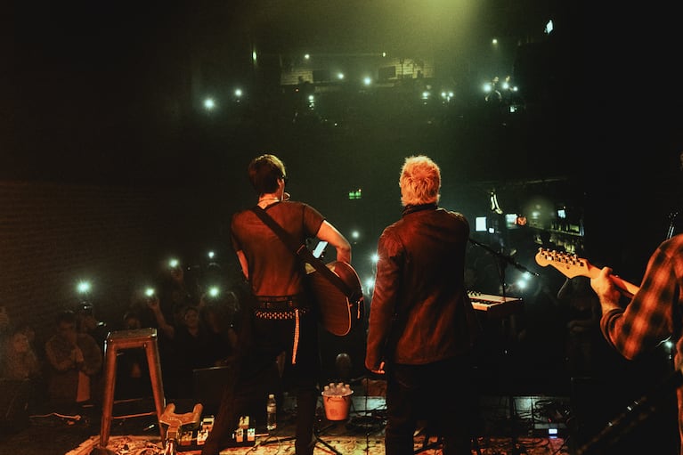 Con localidades agotadas y un show emocional, Hueter presentó su primer disco en vivo en Buenos Aires