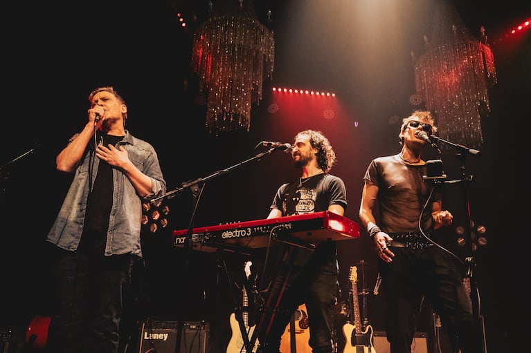 Con localidades agotadas y un show emocional, Hueter presentó su primer disco en vivo en Buenos Aires