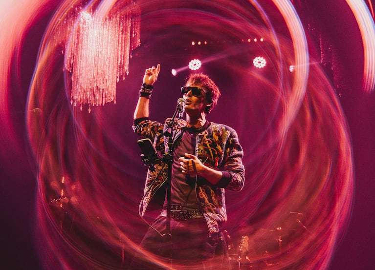 Con localidades agotadas y un show emocional, Hueter presentó su primer disco en vivo en Buenos Aires