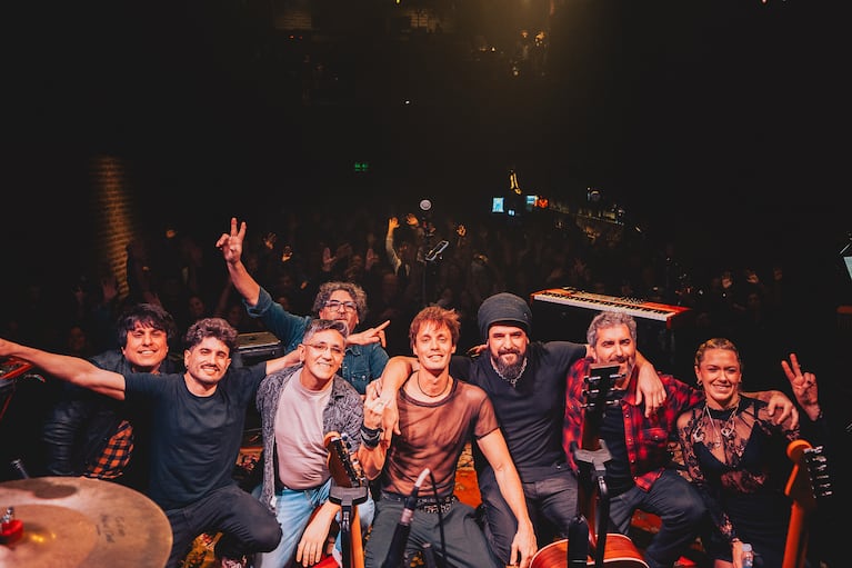 Con localidades agotadas y un show emocional, Hueter presentó su primer disco en vivo en Buenos Aires
