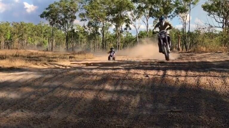 Con solo 4 años, este niño es un crack con la moto