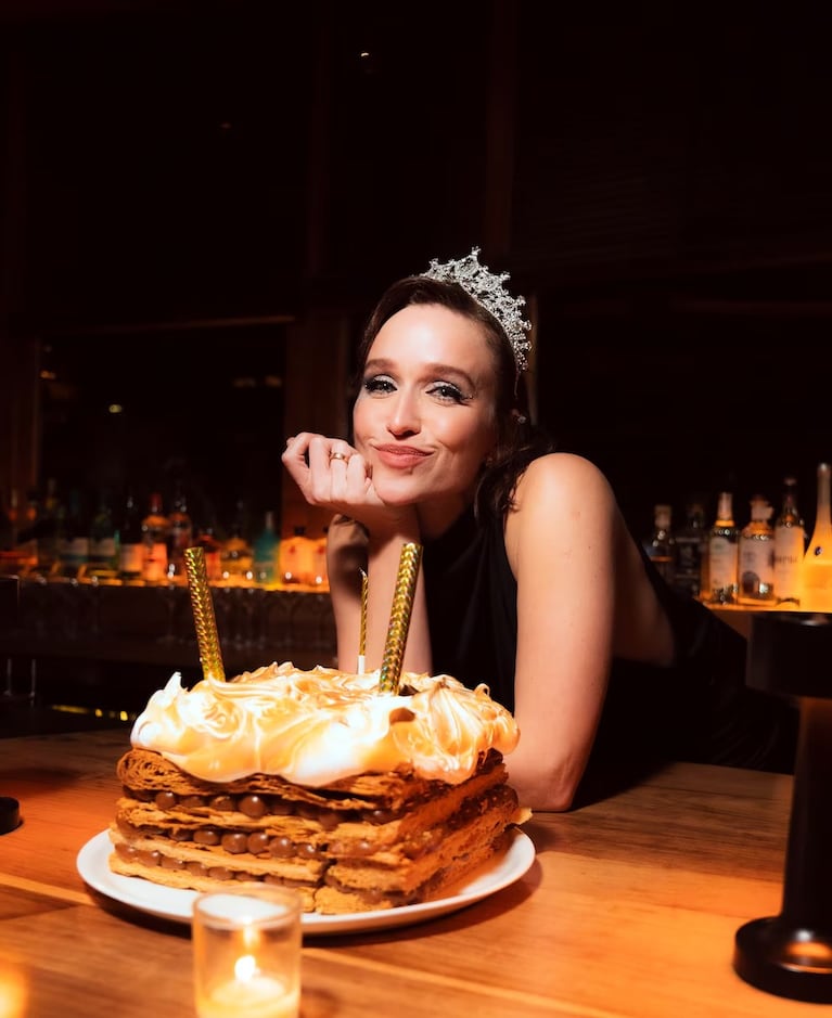  Con su corona puesta, la cumpleañera posó sonriente junto a la barra de tragos
Fuente: Instagram