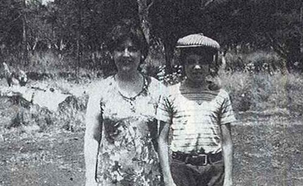 Con su mamá, a los 8 años en Bolívar.  (Foto: revista Viva)