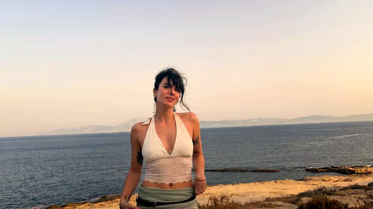 Con un look veraniego, Gimena se lució en España