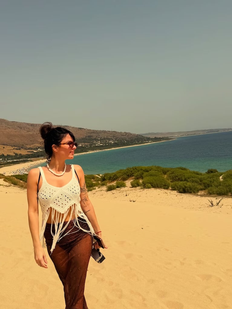 Con un look veraniego, Gimena se lució en España