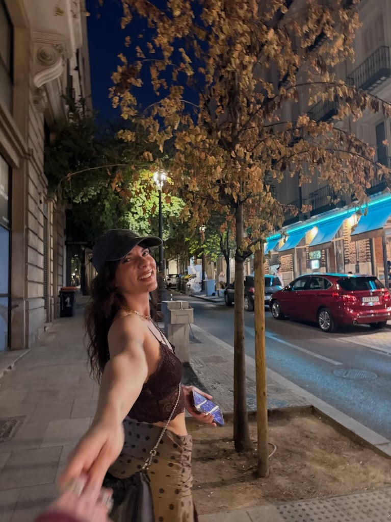  Con una amplia sonrisa, Gimena camina por las calles madrileñas mientras sostiene la mano de Seven Kayne | Fuente: Instagram