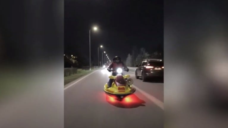Conduce una moto acuática... ¡por carretera!