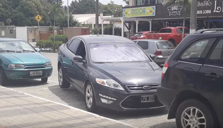 Conductor hizo levitar su auto para salir del estacionamiento