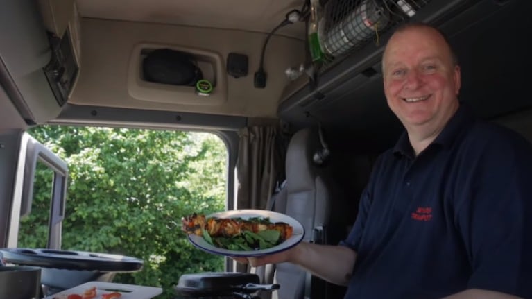 Conoce a Robert Booth, el camionero que ha renunciado a la comida rápida por cocinar desde la cabina de su camión