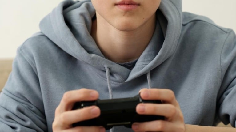 Conoce las motivaciones de los ciberdelincuentes en los juegos online para proteger a los menores de su amenaza. Foto: EP.