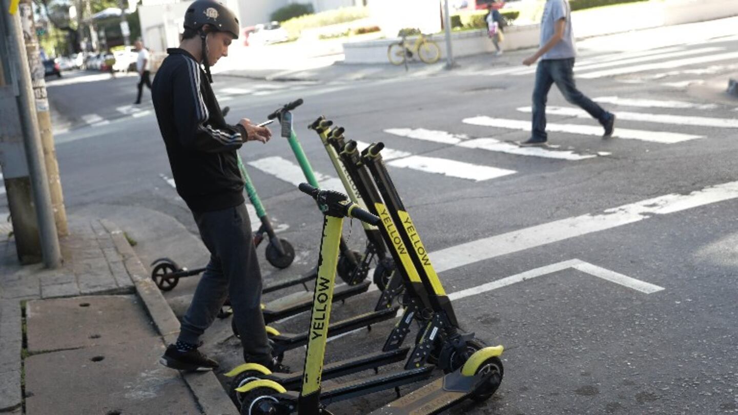 Consejos para comprar un patín eléctrico. Foto: EFE.