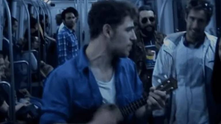 Consiguió trabajo tras grabar un video en el que  “cantaba” su currículum en el subte