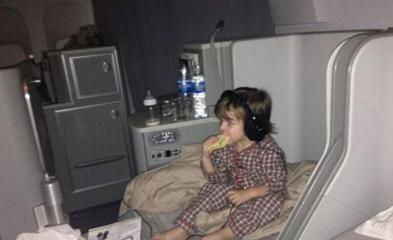 Constantino y su asiento en el avión. (Foto: Twitter @wanditanara)