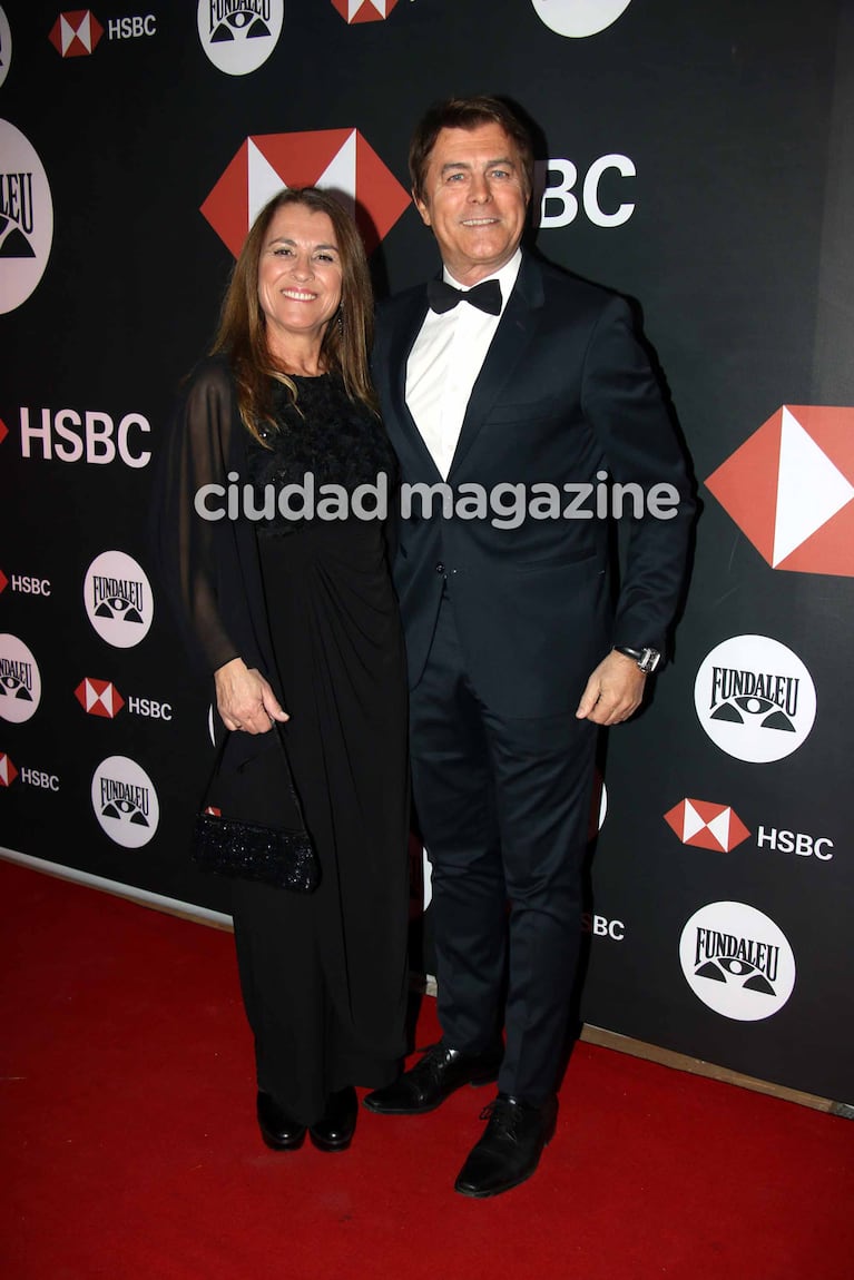 Constanza Feraud y Gabriel Corrado en la gala solidaria de Fundaleu. (Foto: Movilpress)