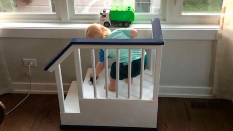 Construye un fuerte para que su hijo pueda ver por la ventana con su mejor amigo