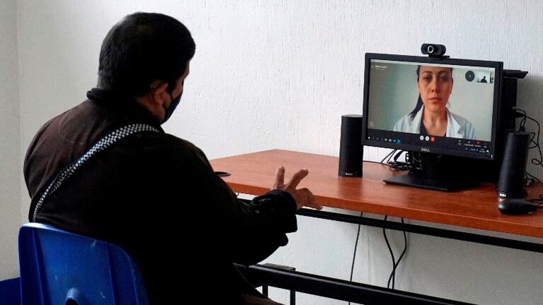 Consulta virtual: 72% de los pacientes usaron el sistema a través del celular y 52% consultó por Covid. Foto: AFP.