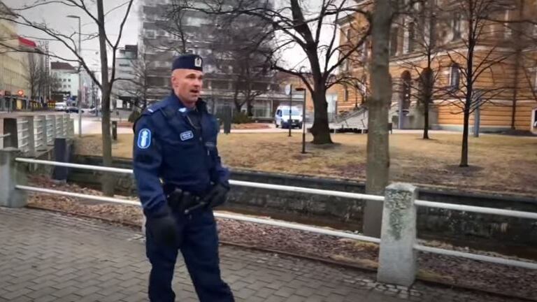 Contra la tristeza de la cuarentena: el policía que canta ópera.