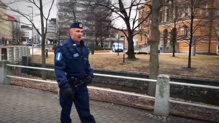 Contra la tristeza de la cuarentena: el policía que canta ópera.