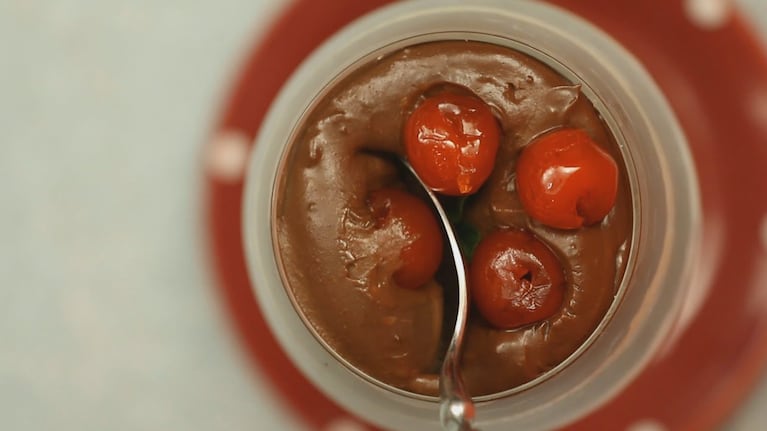 Copa fría de chocolate y vainilla con cerezas al rhum: la receta para un postre exquisito.