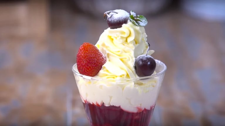 Copa helada de frutos rojos con crema: el paso a paso de una receta simple