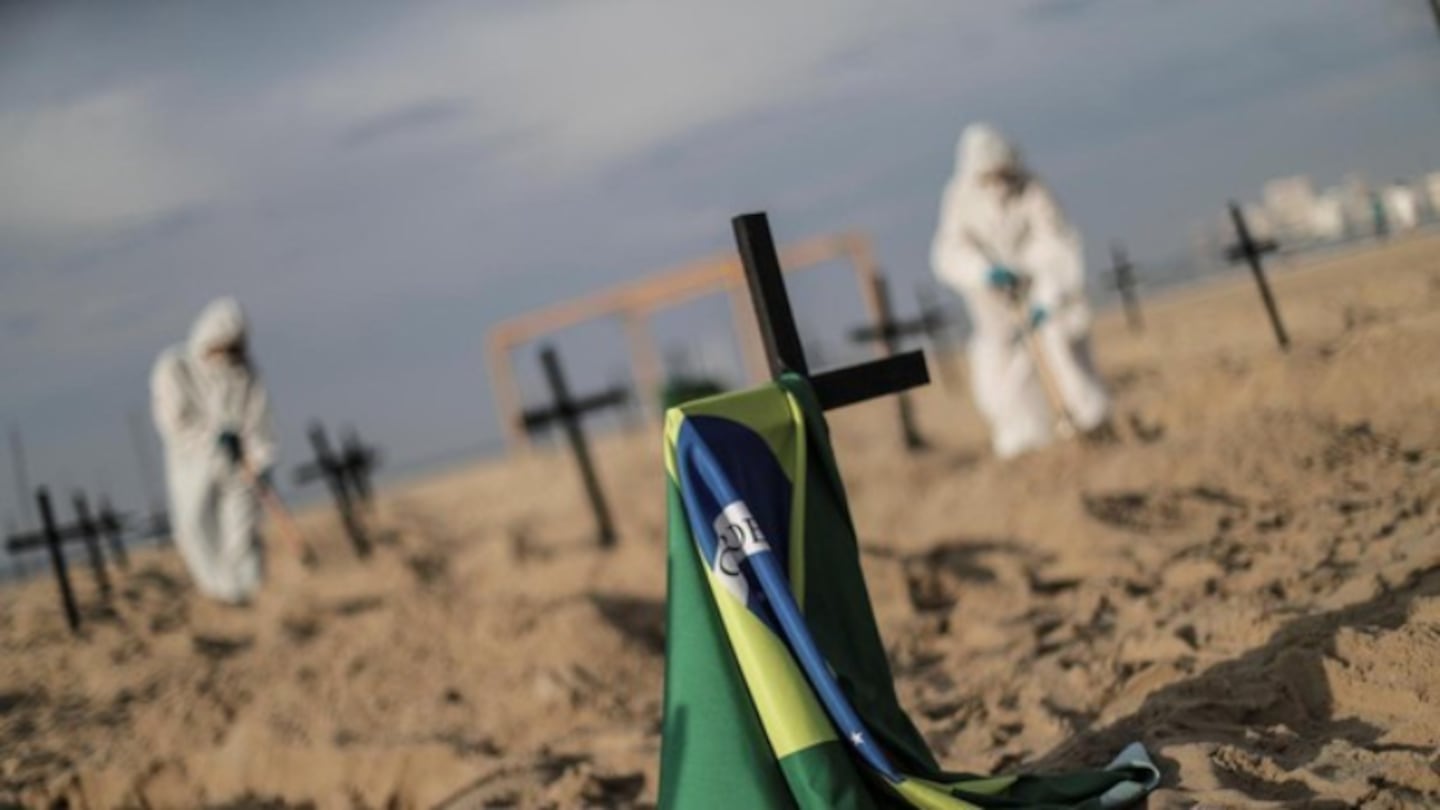 Copacabana: ponen cruces en la arena para simbolizar a los fallecidos por coronavirus. Foto: EFE.