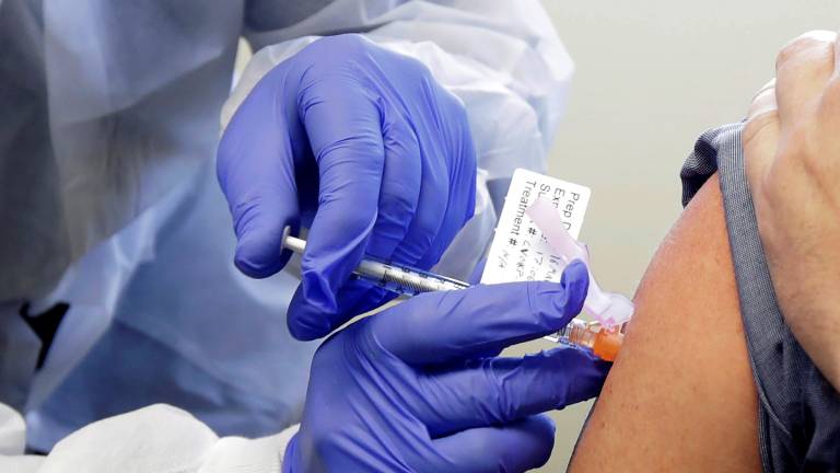 Coronavirus: Amenaza de bomba en una planta de Gales detiene la producción de vacunas de AstraZeneca