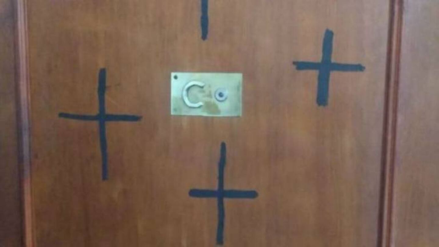 Coronavirus: amenazan a una enfermera con cruces negras pintadas en su puerta y una carta anónima