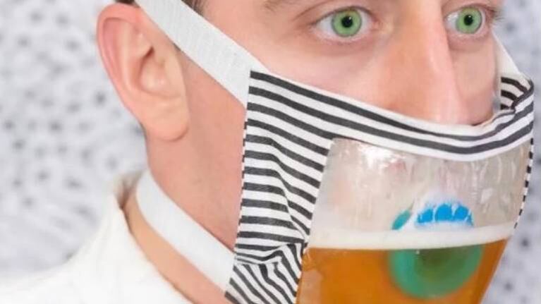 Coronavirus: crearon un insólito barbijo para poder tomar cerveza 
