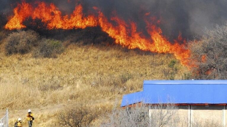 Corrientes y Santa Cruz son las provincias que registran focos de incendios forestales activos. Foto: Telam.