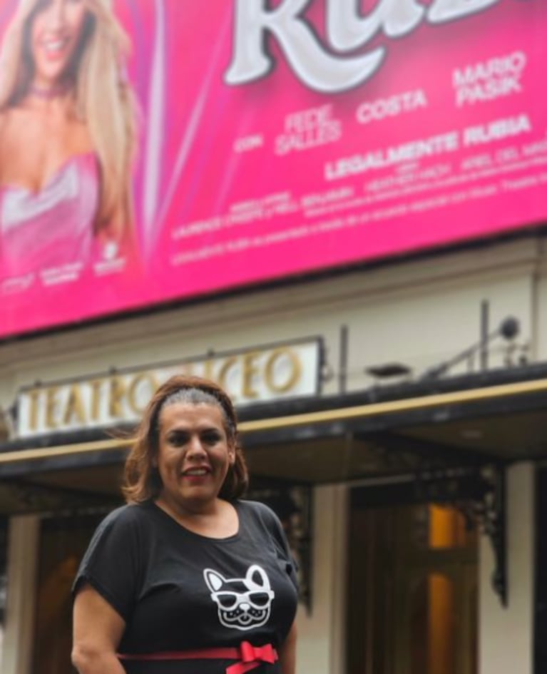 Costa posando con la marquesina de Legalmente rubia en el Teatro Liceo (Foto: Instagram/costaokis)