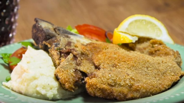 Costeletas a la milanesa, dos clásicos se combinan en una sola receta para darle una vuelta diferente al menú. Foto: Cucinare.TV.