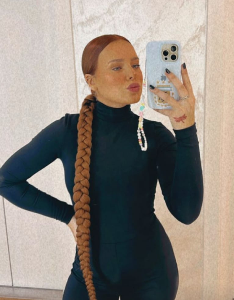 Coti impactó con un body total black y un aplique de trenza al estilo Rapunzel