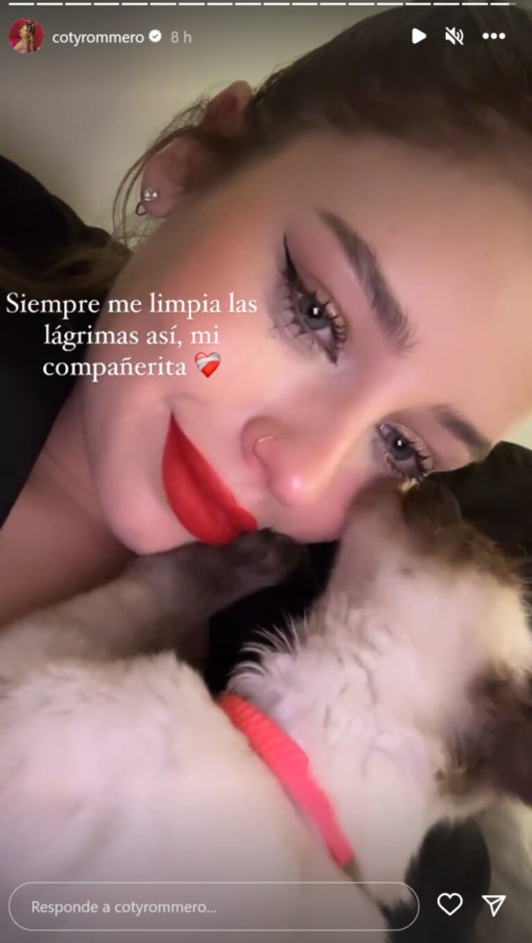 Coti Romero compartió un emotivo video con su gatita: "Siempre me limpia así las lágrimas"