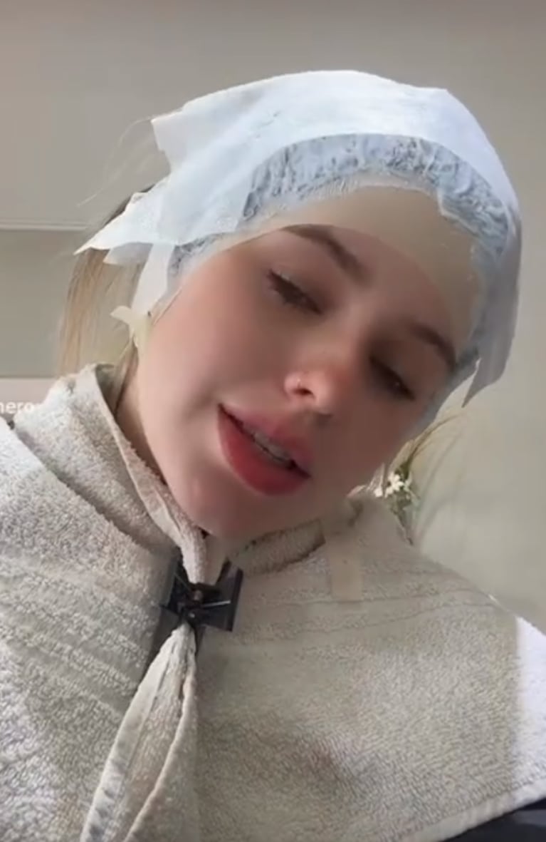 Coti Romero se animó a un extremo cambio de look: cabello más rubio, ondas y flequillo rectísimo