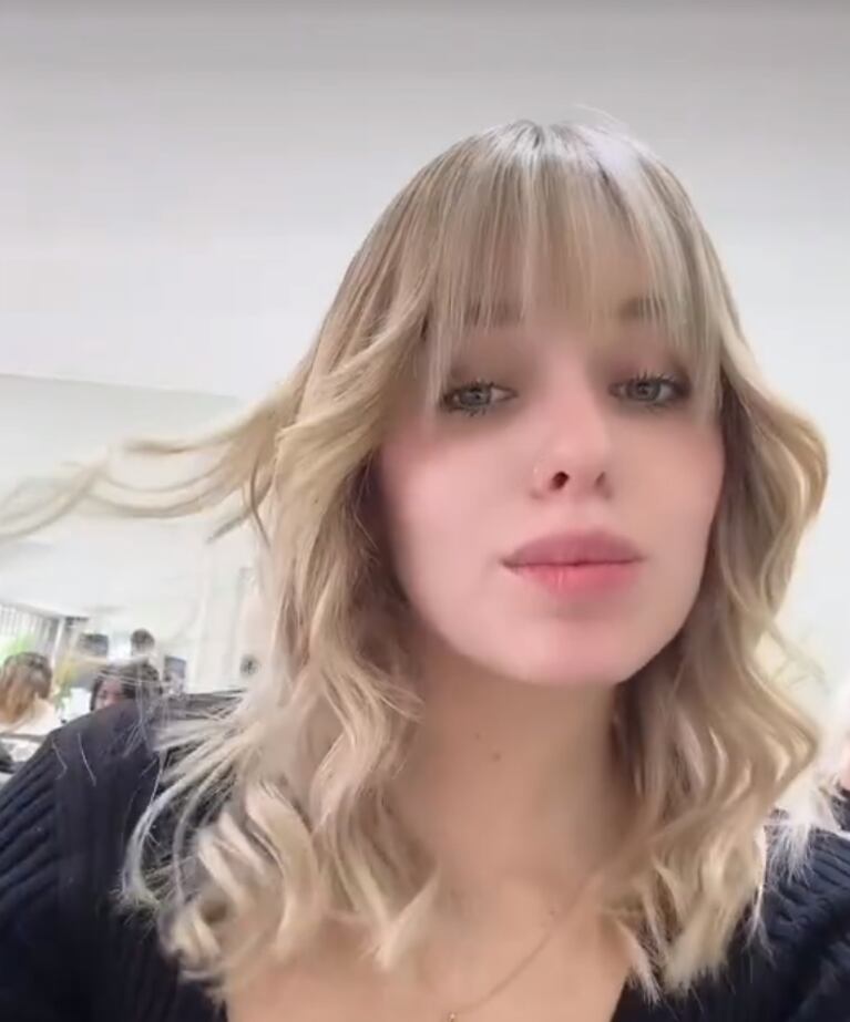 Coti Romero se animó a un extremo cambio de look: cabello más rubio, ondas y flequillo rectísimo