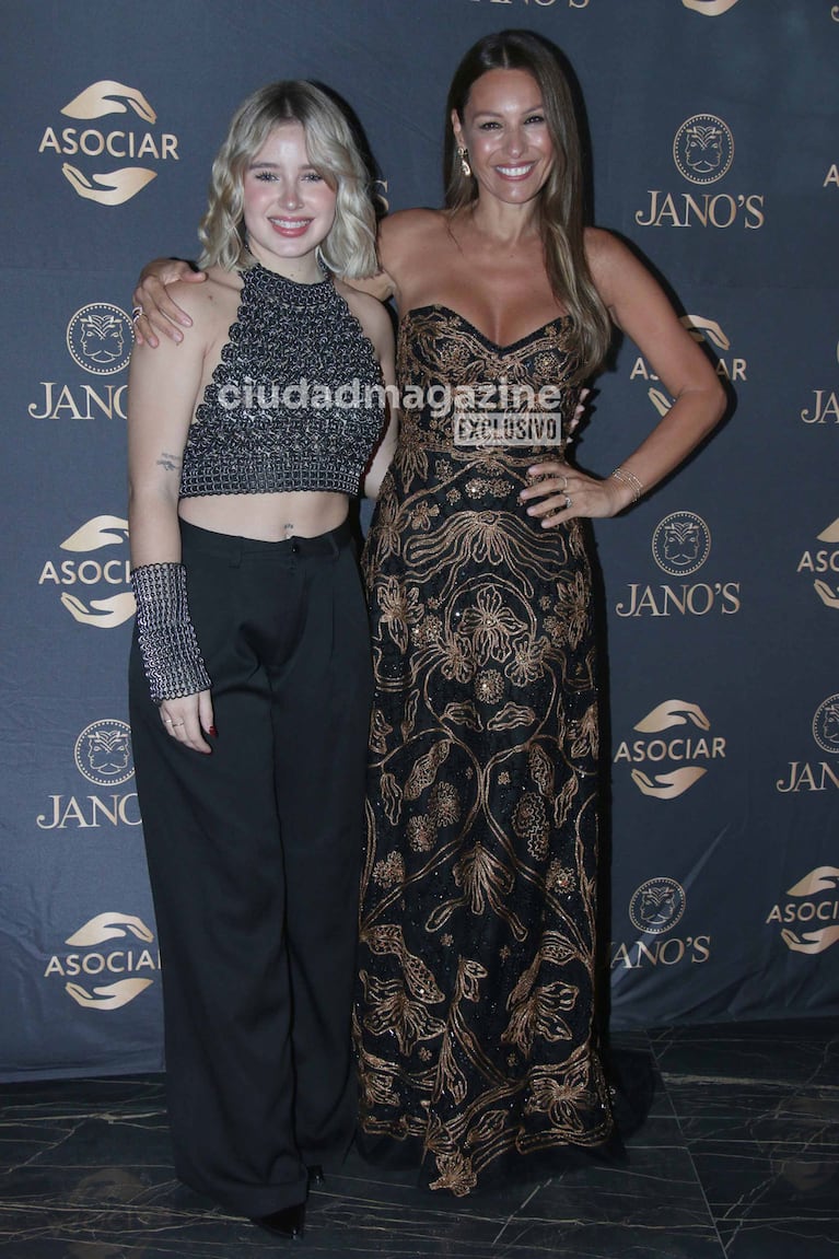 Coti Romero y Pampita en la gala de Asociar (Foto: Movilpress).