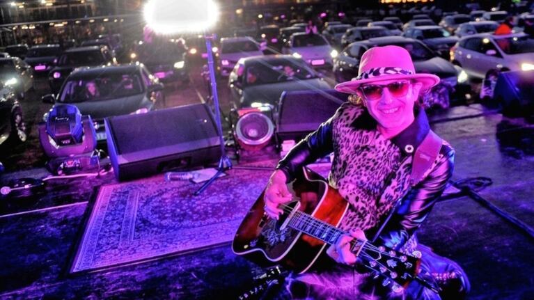 Coti Sokorin y su banda Los Brillantes dieron el primer Autoconcierto en el país