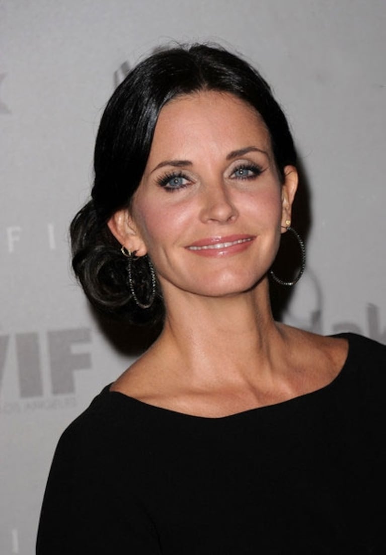 Courteney Cox, arrepentida de sus retoques faciales: "Me disolvieron los implantes de relleno" 