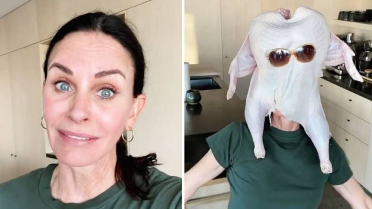 Courteney Cox repite su famoso baile con un pavo en la cabeza por el Día de Acción de Gracias