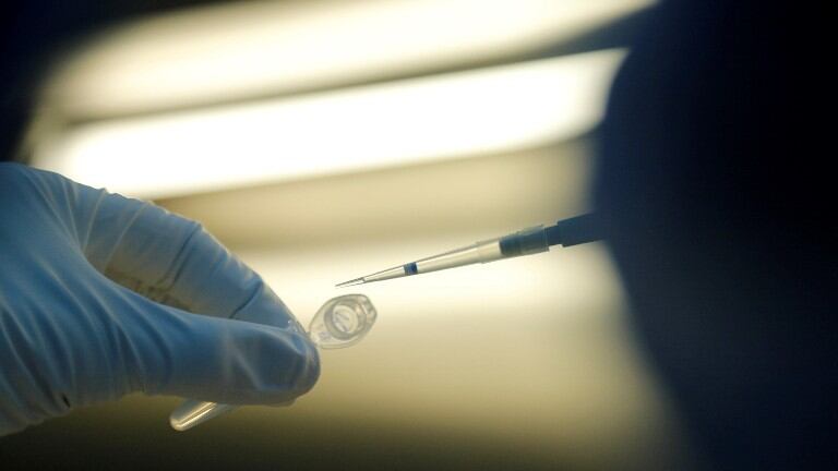 Covid: según el documento del Koch Institut, las dosis de la vacuna serán limitadas. Foto: Reuter.