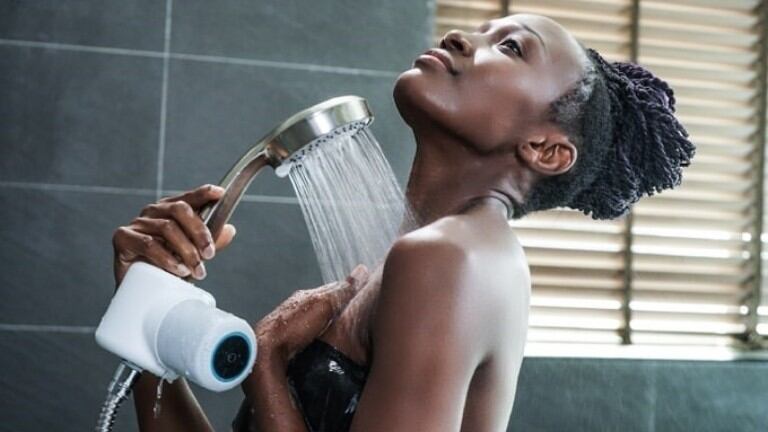 Crean altavoz inalámbrico para la ducha que funciona con la energía del agua corriente. Foto: DPA.
