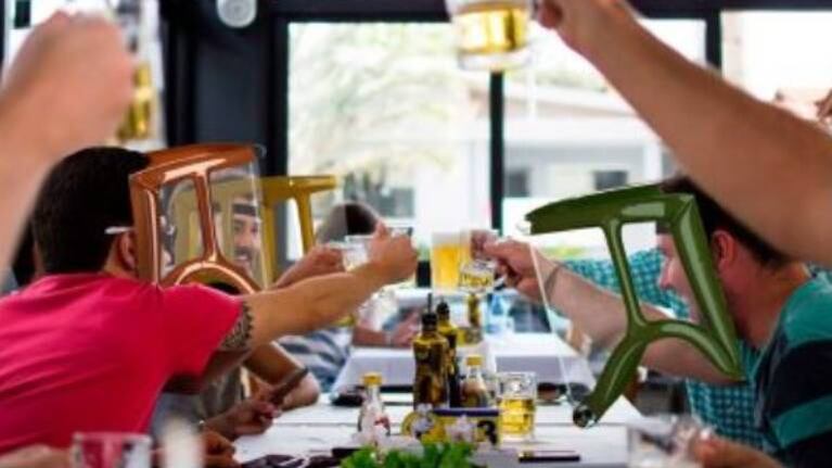 Crean un protector facial para comer en restaurantes una vez que termine la pandemia