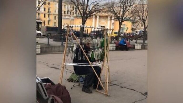 Creativo: hace música con botellas de vidrio recicladas