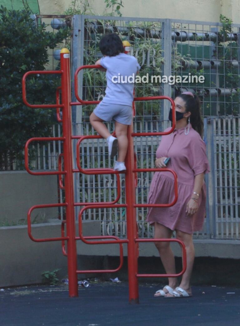 ¡Creció la panza! La tarde de juegos y batidos de Juana Repetto, embarazada de 5 meses, junto a su hijo Toribio