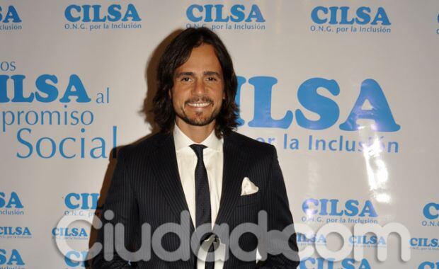 Cristian Sancho, de traje. (Foto: Jennifer Rubio)