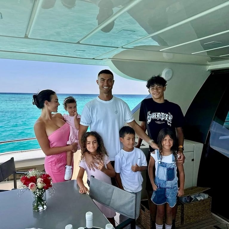 Cristiano Ronaldo con su esposa e hijos. (Foto: @Cristiano)