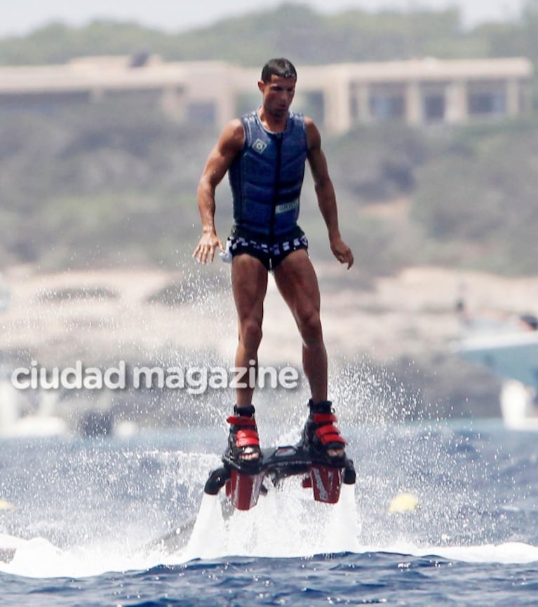 Cristiano Ronaldo, ¿en la dulce espera a un mes de ser papá?: lomazo en Ibiza y rumores de embarazo de su novia modelo... por sospechosa pancita