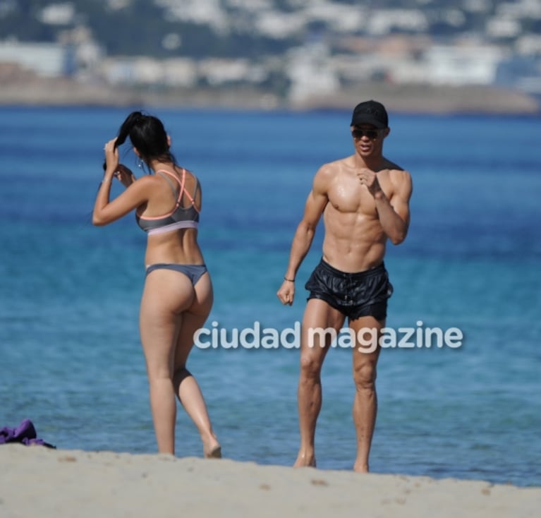 Cristiano Ronaldo y Georgina Rodríguez, apasionados en Ibiza: súper lomos y mimos hot en la playa