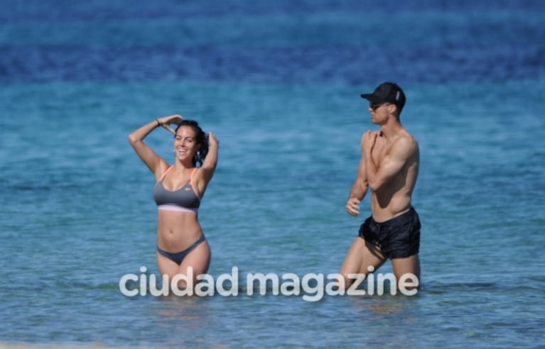 Cristiano Ronaldo y Georgina Rodríguez, apasionados en Ibiza: súper lomos y mimos hot en la playa